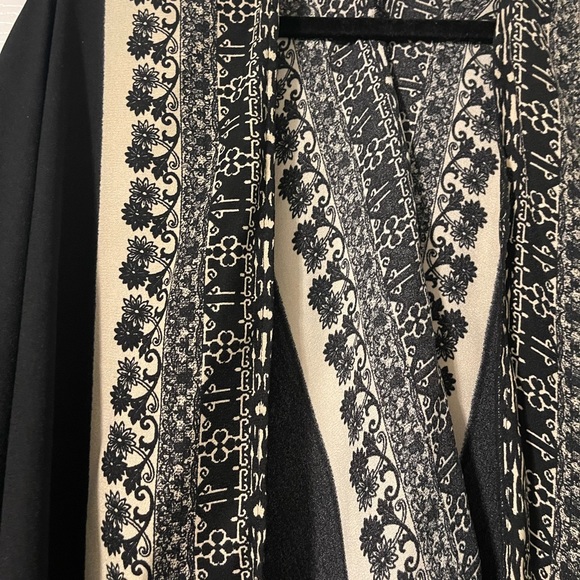 Black and Tan Patterned Shawl - Picture 3 of 5